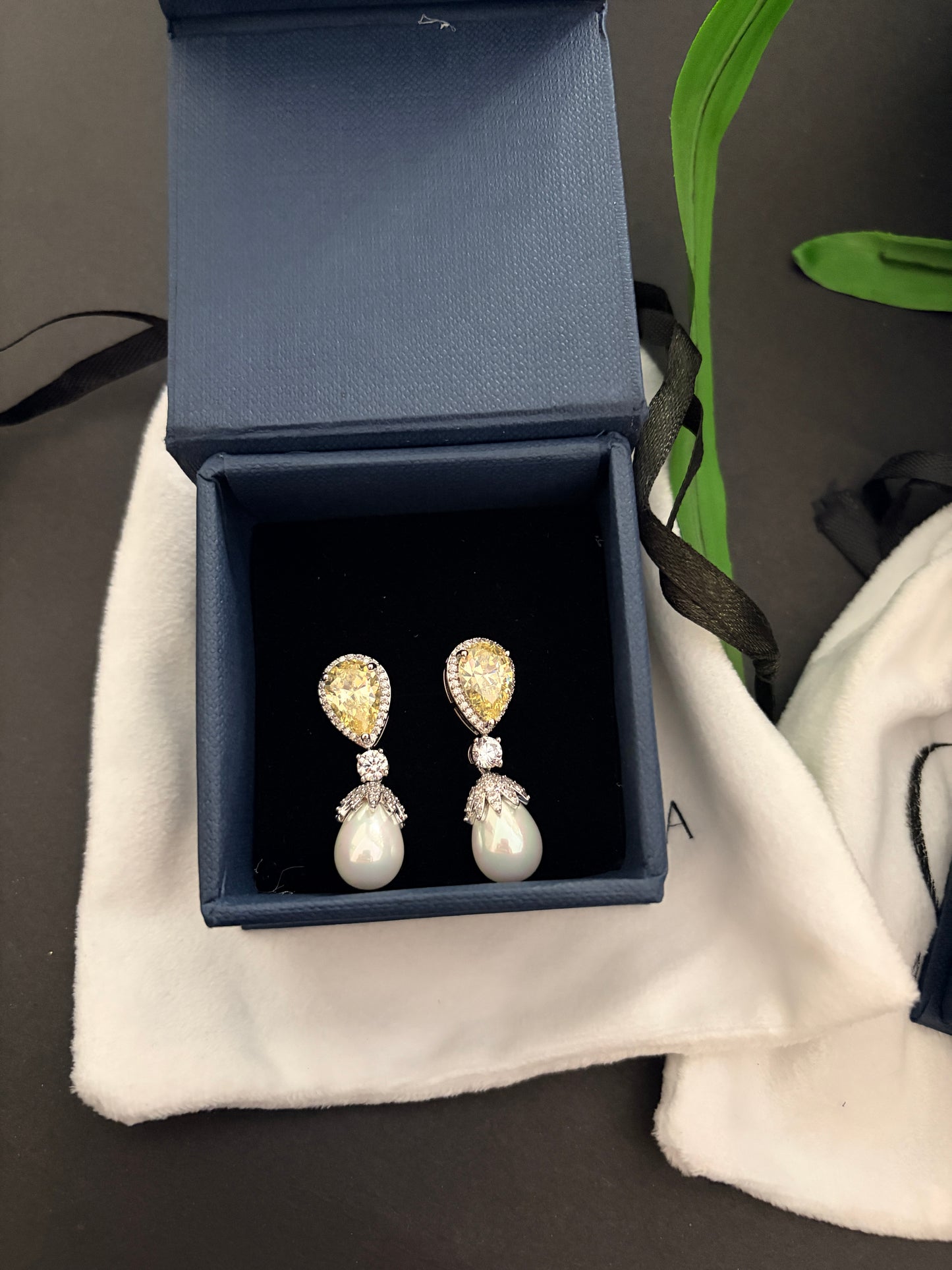 DAZZLE Pearl Drop Earrings